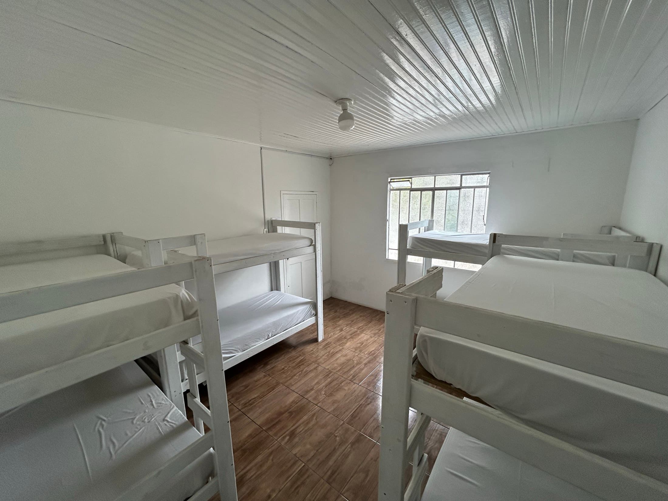 Quarto da ICTUS com camas arrumadas, pronto para receber quem chega